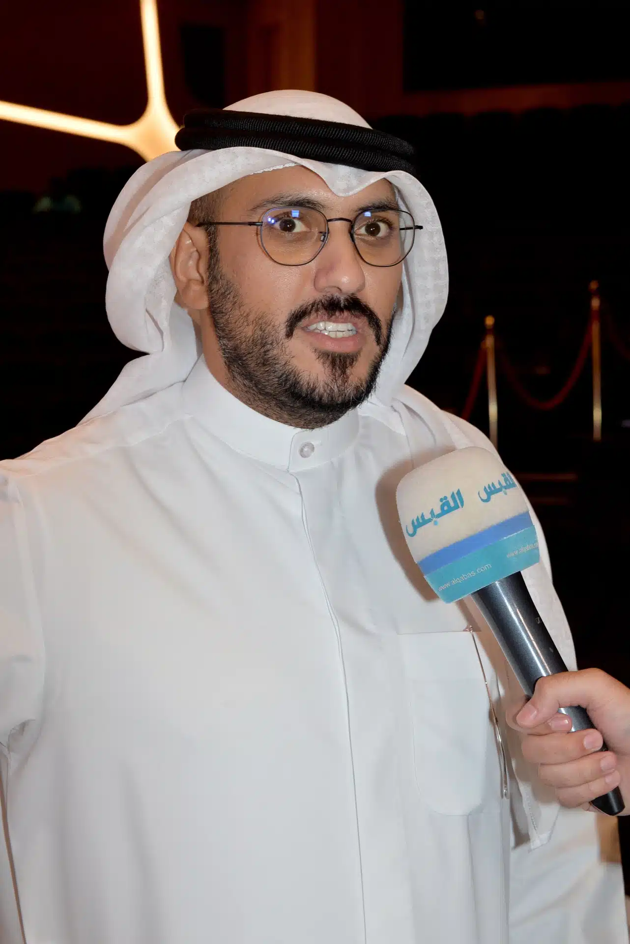 مقابلة مع أحد المشاركين أمام كاميرا القبس