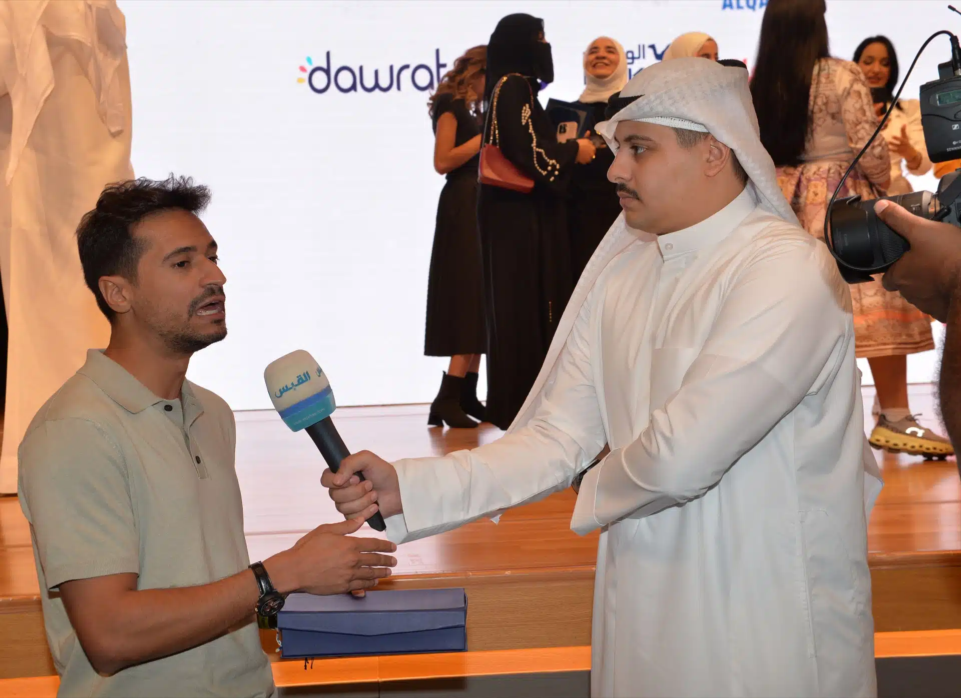مقابلة مع أحد المشاركين على المسرح