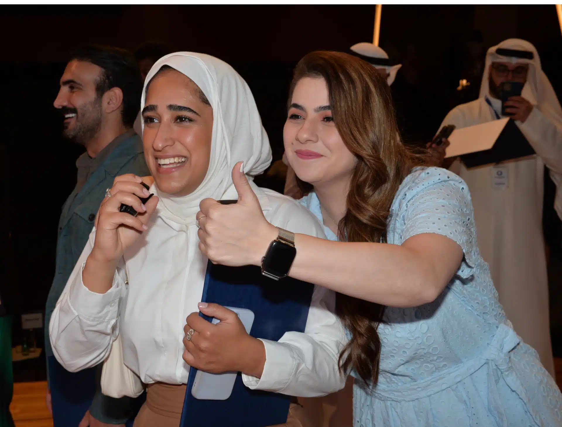 لحظة فرح بين المشاركات بعد التكريم
