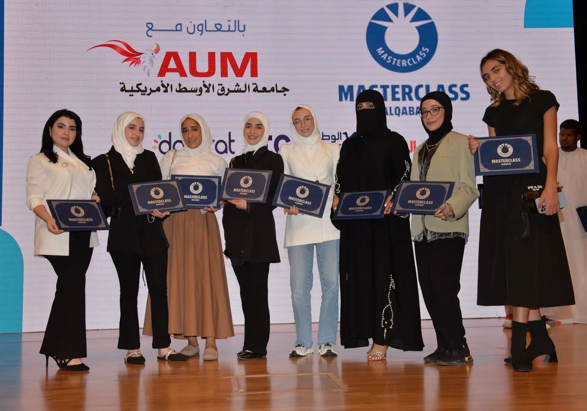 تكريم المشاركات على مسرح AUM
